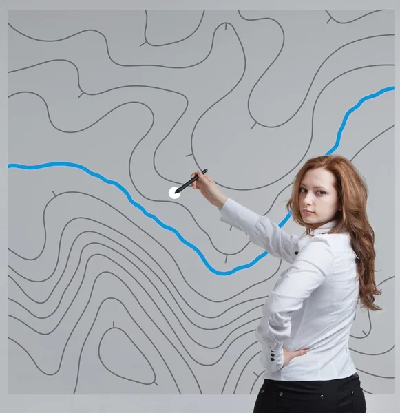 Concetto di sistemi informativi geografici, scienziata donna che lavora con l'interfaccia GIS futuristica su uno schermo trasparente . — Foto Stock