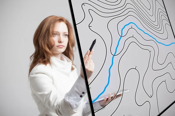 Konzept geografischer Informationssysteme, Wissenschaftlerin arbeitet mit futuristischer GIS-Schnittstelle auf transparentem Bildschirm. — Stockfoto