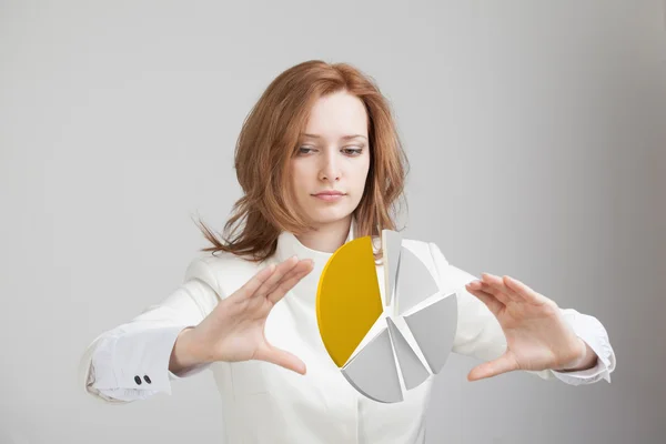 Γυναίκα δείχνει ένα γράφημα πίτας, το διάγραμμα του κύκλου. Analytics της επιχειρηματικής ιδέας. — Φωτογραφία Αρχείου