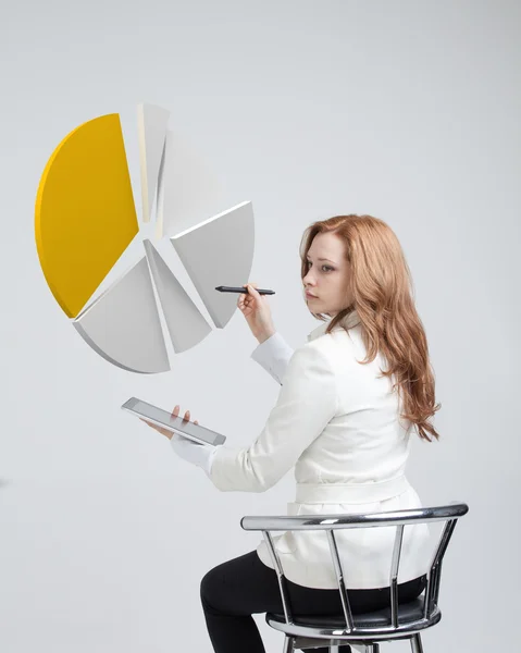 Vrouw geeft een cirkeldiagram, cirkel-diagram. Business analytics concept. — Stockfoto