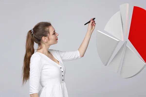 Femme montre un diagramme circulaire, diagramme circulaire. Concept d'analyse commerciale . — Photo