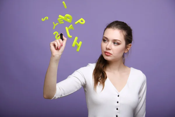 Vrouw die werkt met een reeks van brieven, schrijven concept. — Stockfoto