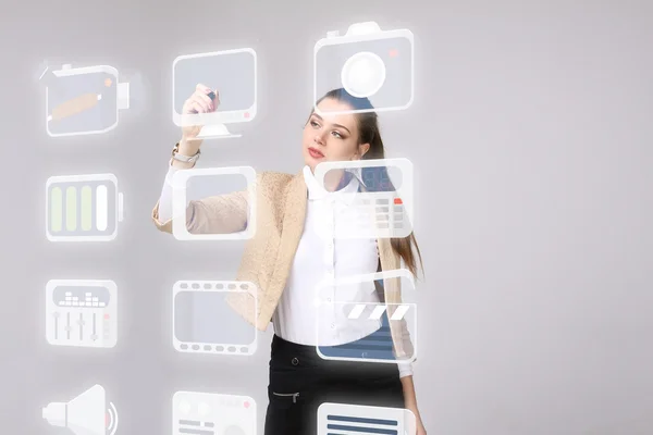 Γυναίκα, πιέζοντας το πλήκτρο πολυμέσων και ψυχαγωγίας εικονίδια σε εικονικό φόντο — Φωτογραφία Αρχείου