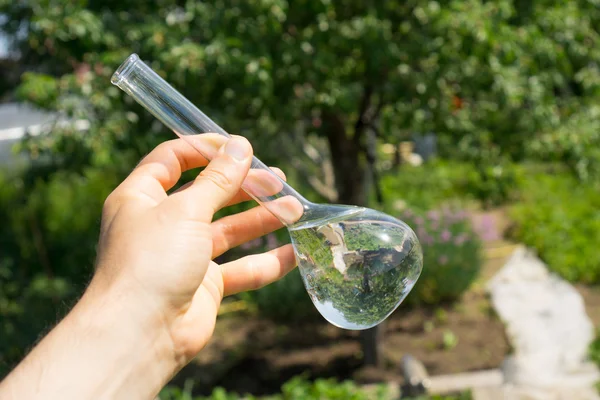 Prueba de pureza del agua, líquido en cristalería de laboratorio — Foto de Stock