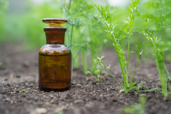 Líquido en artículos químicos sobre un fondo de plantas, fertilizantes o pesticidas en el jardín . —  Fotos de Stock