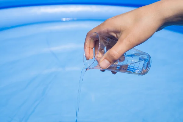 Vatten testning vid poolen, Laboratorieartiklar av glas i handen — Stockfoto