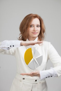 Kadın bir pasta grafik, daire diyagram gösterir. İş analytics kavramı.