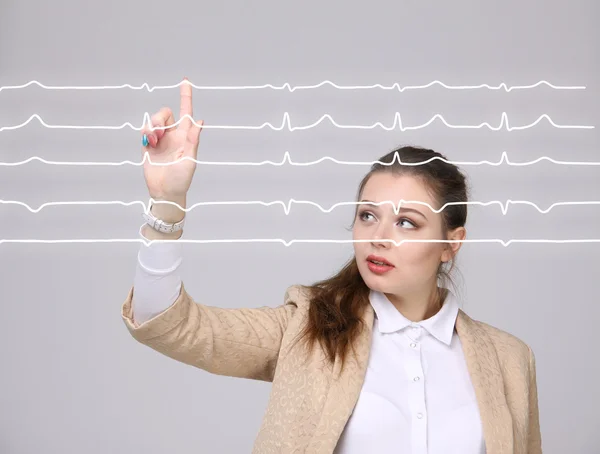 Medico donna che lavora con linee cardiografiche — Foto Stock