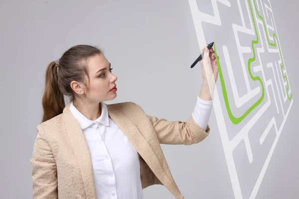 Ung kvinna labyrint lösning, skriva på whiteboard. — Stockfoto