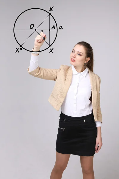 Mujer con pluma dibuja formas geométricas sobre fondo gris —  Fotos de Stock