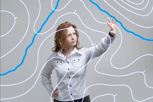 Концепция географических информационных систем, женщина-ученый, работающая с футуристическим интерфейсом ГИС на прозрачном экране . — стоковое фото