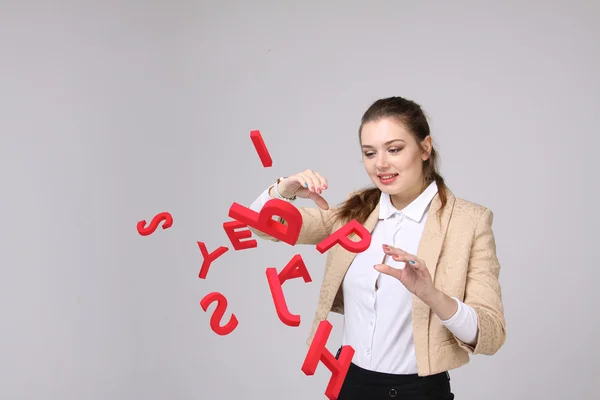 Femme travaillant avec un ensemble de lettres, concept d'écriture . — Photo