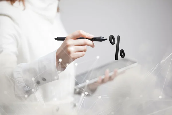 Mujer mostrando el símbolo del porcentaje. Depósito bancario o concepto de venta . — Foto de Stock