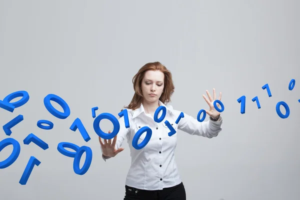 Vrouw die met binaire code, concept van digitale technologie werkt. — Stockfoto