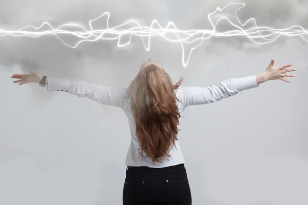 Mulher fazendo efeito mágico - relâmpago flash. O conceito de eletricidade, alta energia . — Fotografia de Stock