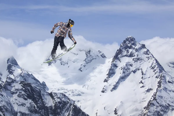 Snowboardfahrer springen auf Bergen. Extremer Snowboard Freeride Sport. — Stockfoto