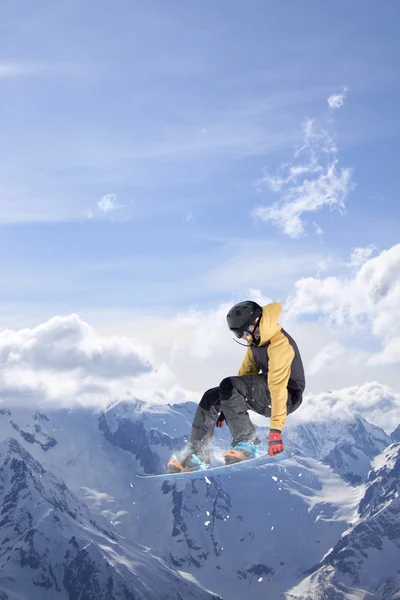 Сноубордист стрибає по горах. Екстремальний вид спорту на сноуборді . — стокове фото