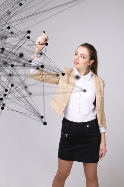 Dünya çapında ağ veya kablosuz Internet bağlantısı fütüristik konsept. Bağlantılı noktalar ile çalışan kadın.