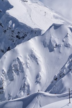 Snowboard freeride, snowboard ve parçaları bir dağ yamacında. Aşırı spor.
