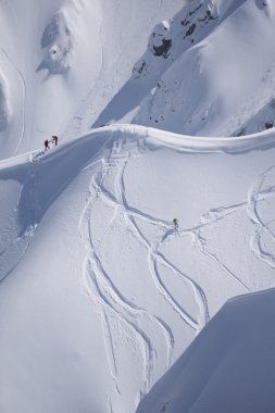 Snowboard freeride, snowboard ve parçaları bir dağ yamacında. Aşırı spor.