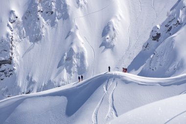 Snowboard freeride, snowboard ve parçaları bir dağ yamacında. Aşırı spor.
