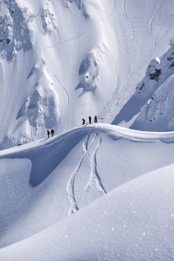 Snowboard freeride, snowboard ve parçaları bir dağ yamacında. Aşırı spor.