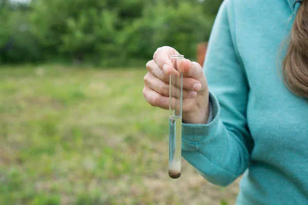 Test di purezza dell'acqua, liquido in vetreria da laboratorio — Foto Stock