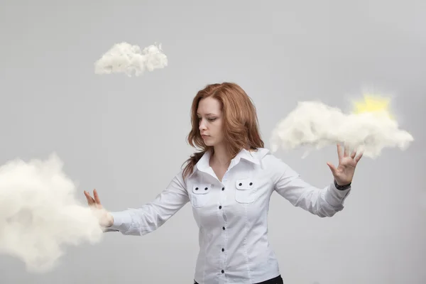 Ung kvinna och solen skiner ute bakom molnen, cloud computing eller vädret koncept — Stockfoto