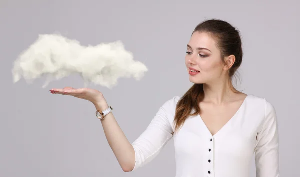 Jeune femme et nuages, concept de prévisions météorologiques . — Photo