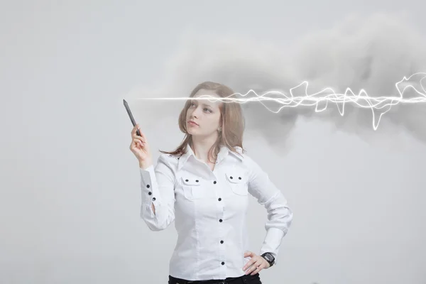 Mujer haciendo efecto mágico - relámpago flash. El concepto de electricidad, alta energía . —  Fotos de Stock