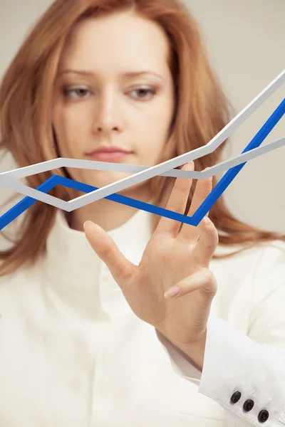 Geschäftsfrau arbeitet mit Wachstumsdiagramm auf grauem Hintergrund — Stockfoto