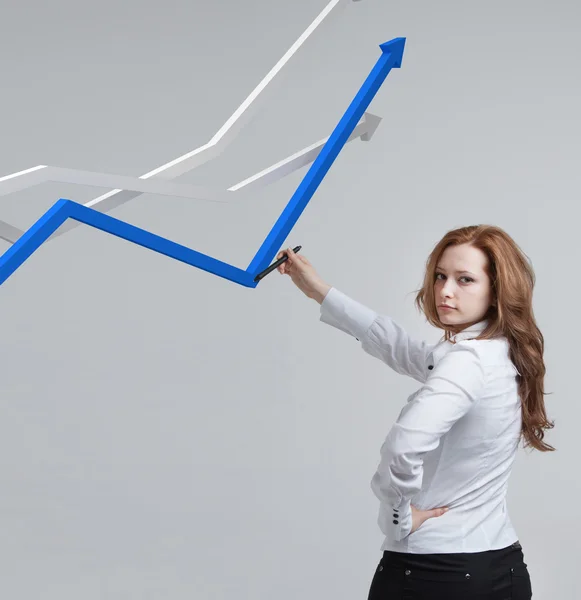 Empresaria trabajando con gráfico de crecimiento sobre fondo gris — Foto de Stock