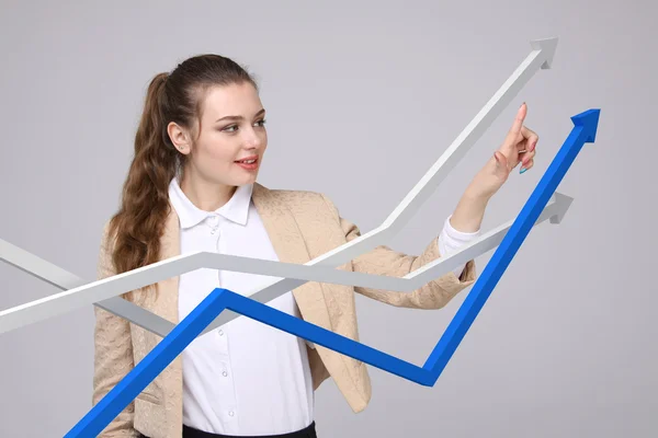 Üzletasszony dolgozó növekedési grafikonon a szürke háttér — Stock Fotó