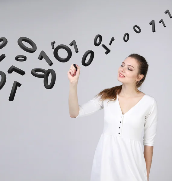 Frau, die mit binärem Code arbeitet, Konzept der digitalen Technologie. — Stockfoto