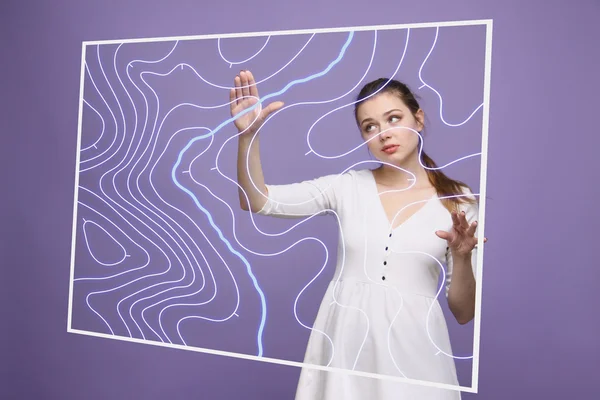 Concept de systèmes d'information géographique, femme scientifique travaillant avec une interface SIG futuriste sur un écran transparent . — Photo
