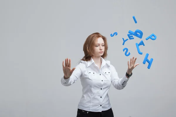 Mujer que trabaja con un conjunto de letras, concepto de escritura . — Foto de Stock