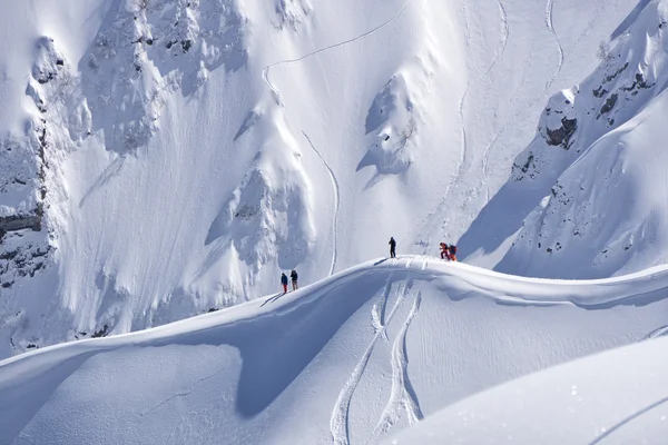 Snowboard freeride, snowboarders en tracks op een berghelling. Extreme sporten. — Stockfoto