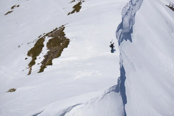 Snowboarder wandelen omhoog voor freeride, extreme sport — Stockfoto