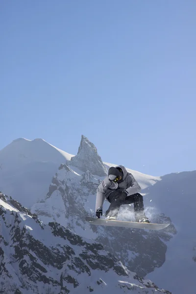 Snowboardrijder springt op bergen. Extreme snowboard freeride sport. — Stockfoto