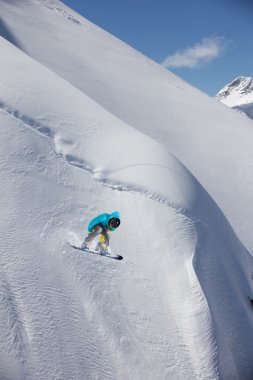 Dağlarda atlayan snowboard binicisi. Ekstrem snowboard serbest spor.
