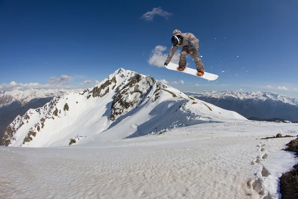 Snowboard ryttare hoppar på berg. Extrem snowboard freeride sport. — Stockfoto