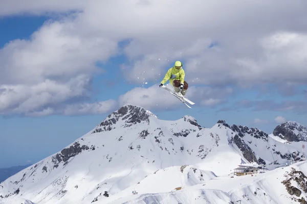 Dağlardaki atlama kayak binici. Ekstrem Kayak freeride spor. — Stok fotoğraf