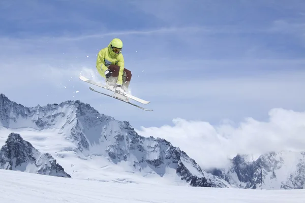 Ski rider hoppning på berg. Extrem ski freeride sport. — Stockfoto