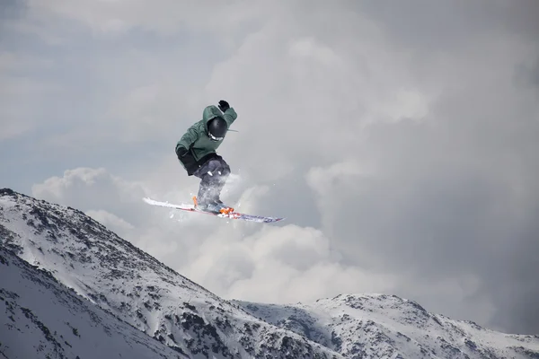 Jeździec narciarskie skoki na góry. Ekstremalne nart freeride sportu. — Zdjęcie stockowe
