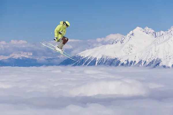 Ski rider hoppning på berg. Extrem ski freeride sport. — Stockfoto