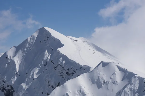 Bergslandskap, skidorten Krasnaya Polyana. Ryssland, Sochi, Kaukasus bergen. — Stockfoto