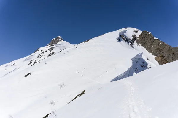 Snowboardziści chodzenie pod górę na freeride — Zdjęcie stockowe