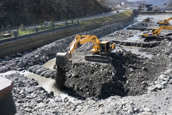 Grava excavada en la corriente principal del río —  Fotos de Stock
