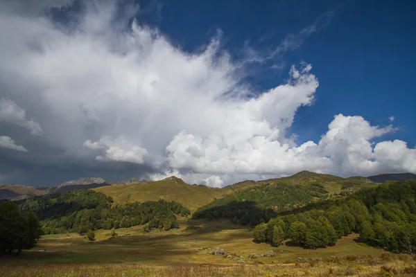 Estate paesaggio montano con nube cumulus — Foto Stock