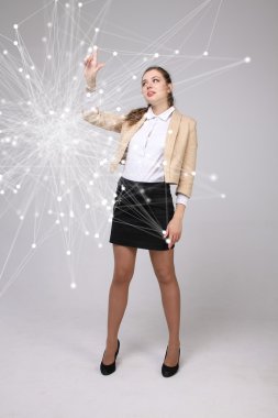 Dünya çapında ağ veya kablosuz Internet bağlantısı fütüristik konsept. Bağlantılı noktalar ile çalışan kadın.